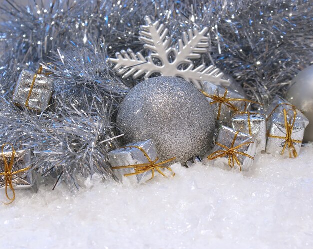Рождественский фон с подарками и блесна, расположенный в снегу
