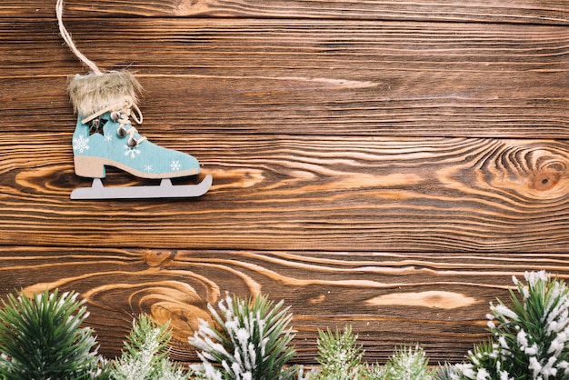 木製の表面にアイススケートとクリスマスの背景