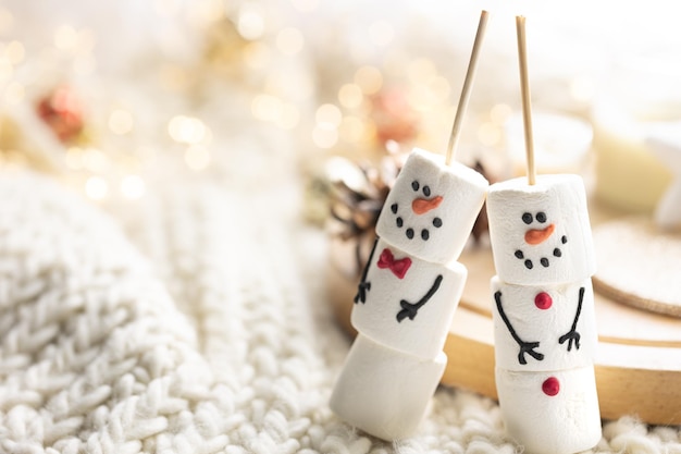 無料写真 クリスマスの背景はマーシュマロウの雪人とクローズアップです
