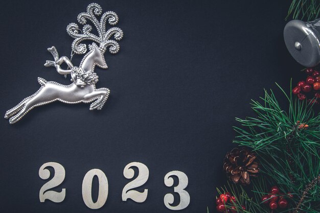 無料写真 クリスマスの背景に2023年の数字と装飾の詳細がフラットに横たわっていた