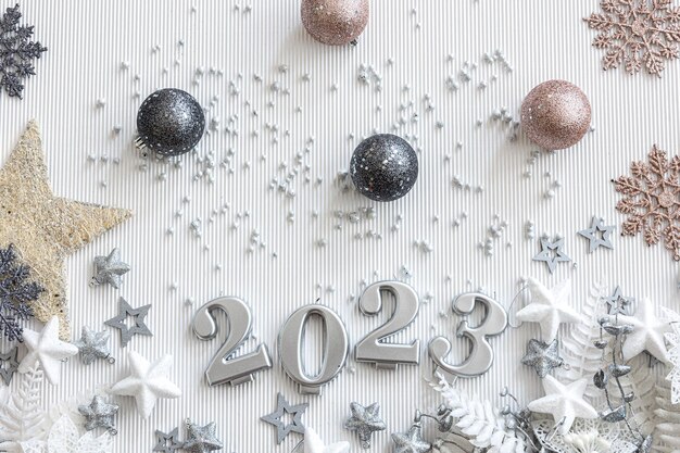 数字 2023 と白い背景の装飾とクリスマスの背景