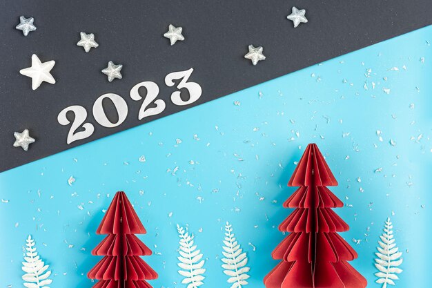 無料写真 クリスマスの背景に折り紙の紙の木と番号 2023 フラット レイアウト