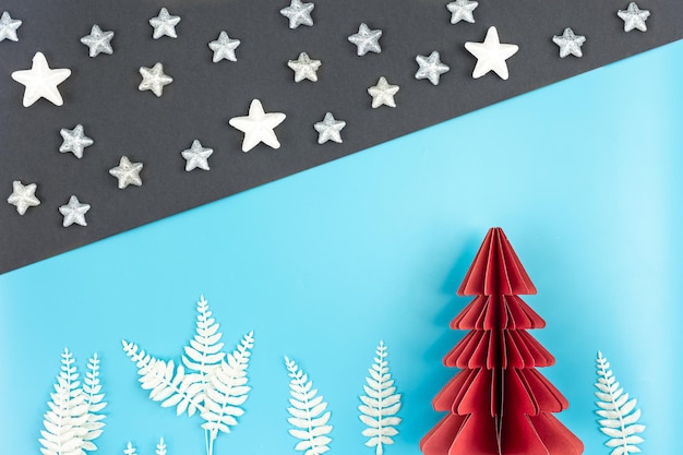 無料写真 紙の背景フラット レイアウトに折り紙の紙の木とクリスマスの背景