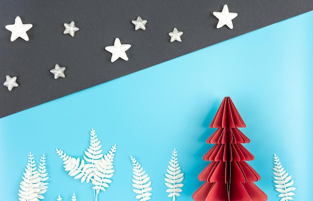 無料写真 紙の背景フラット レイアウトに折り紙の紙の木とクリスマスの背景