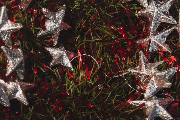 銀色の星とクリスマスの背景