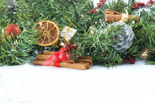 Рождественский фон с венком, елкой и корицей