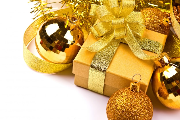 무료 사진 크리스마스 공 및 금 선물
