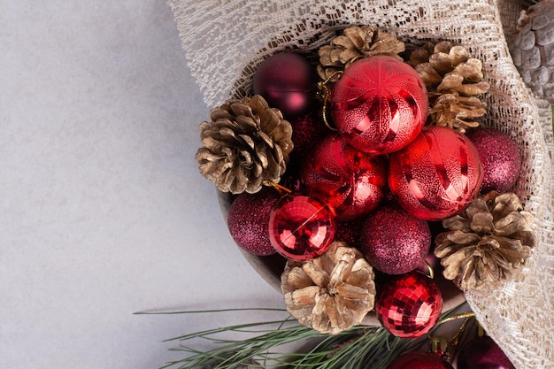 無料写真 白いテーブルの上のクリスマスボールと松ぼっくり。