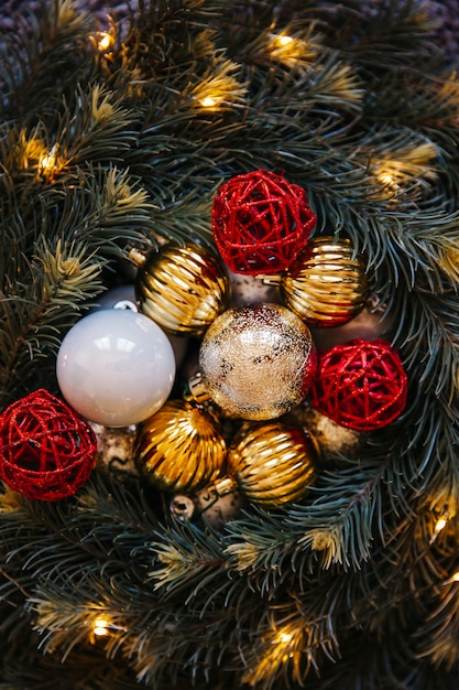 モミの枝を持つクリスマスボールの構成