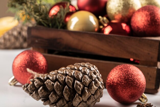 크리스마스 공 및 나무 상자와 테이블에 콘.