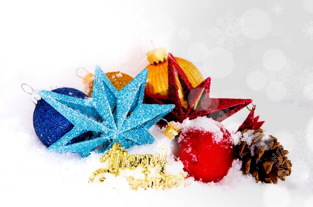 Новогодние шары и звезды со снегом и Рождеством сообщение