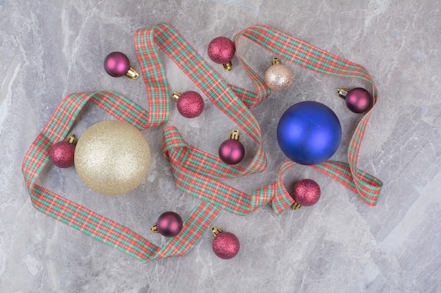 Free photo christmas bauble balls with beautiful bow.