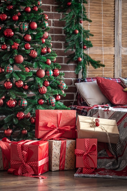Рождественский интерьер спальни в красно-зеленых тонах с елкой