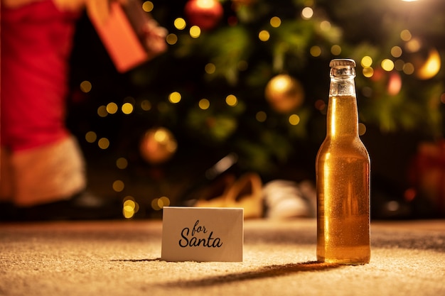 Бесплатное фото Рождественская бутылка пива натюрморт