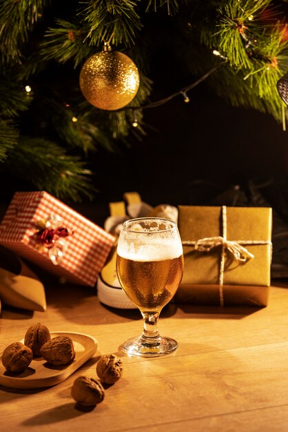 크리스마스 맥주 유리와 선물