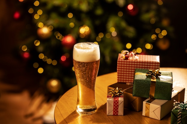 선물 정물 높은 각도와 함께 크리스마스 맥주