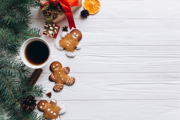 크리스마스 테두리. 진저 쿠키, 향신료와 흰색 나무 배경 장식.