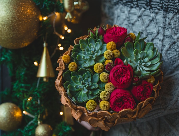 Рождественский букет с суккулентом и розами