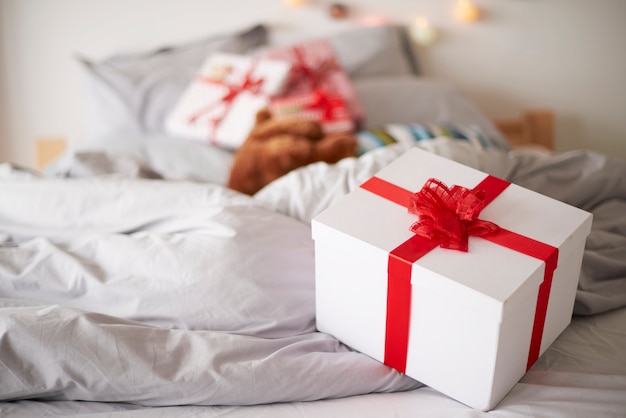 Foto gratuita scatola di natale nel letto