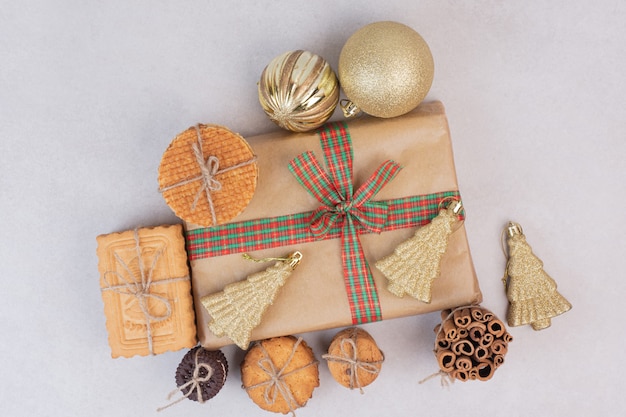 ロープにクッキー、ワッフル、シナモンスティックが入ったクリスマスボックス