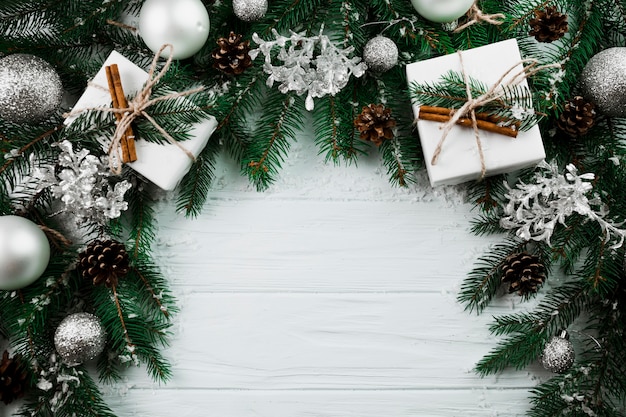 プレゼントボックスと装飾ボールとクリスマスブランチ