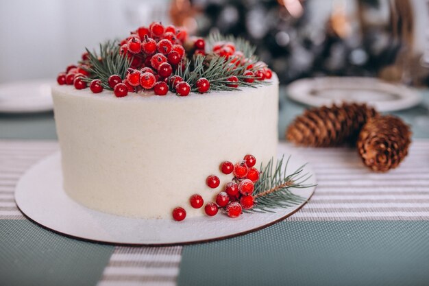 赤い果実で飾られたクリスマスケーキ