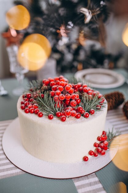 赤い果実で飾られたクリスマスケーキ