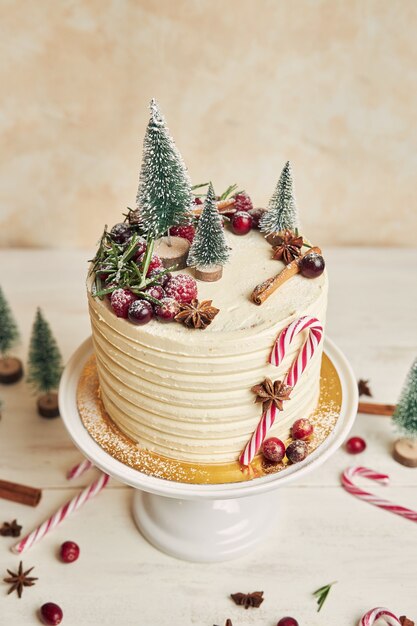 나무와 사탕 막대기로 장식 된 크리스마스 케이크