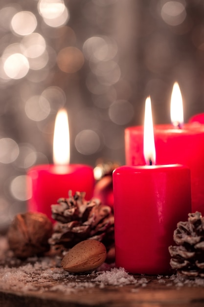 Free photo christmas candles with bokeh effect