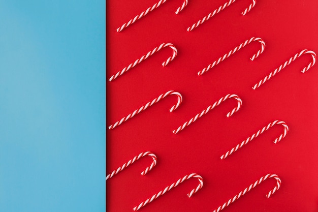 Рождественская конфета на фоне красной бумаги вид сверху