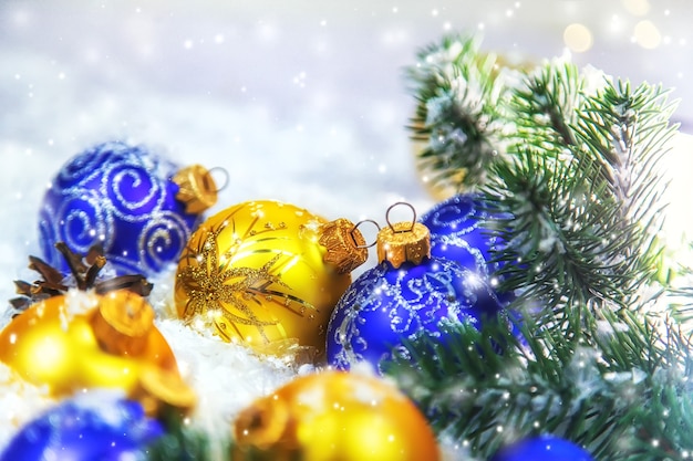 雪と装飾が施されたクリスマスカード。セレクティブフォーカス。 Premium写真