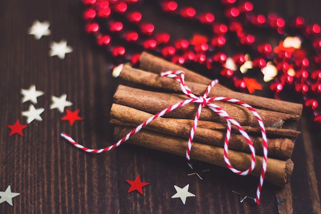 無料写真 クリスマスシナモンスティックを木製のお祝いホリデーテーブルにロープで縛ら