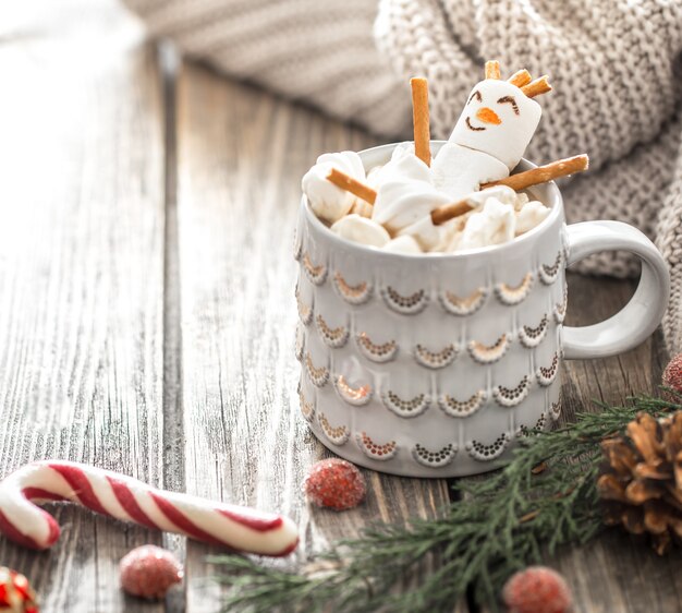 Рождественская концепция какао с зефиром на деревянном фоне в уютной праздничной атмосфере