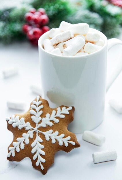 크리스마스 코코아, 진저 브레드 쿠키 및 장식. 흰색 나무 배경입니다. 프리미엄 사진