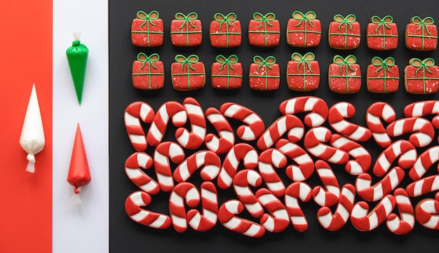 無料写真 クリスマス色の手作りジンジャーブレッド クッキーの上面図