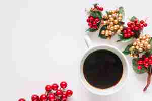 Foto gratuita composizione di natale di caffè con bacche