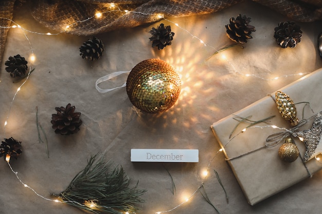 クリスマス作曲ギフトモミの木の枝ボール紙の背景にクリスマス冬新年コン... Premium写真