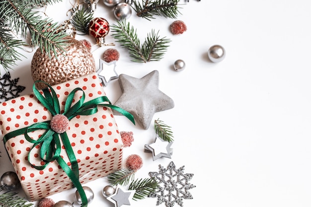 크리스마스 구성. 선물, 전나무 나무 가지, 흰 벽에 붉은 장식. 겨울, 새 해 개념. 평면 위치, 등각 투영, 텍스트 공간