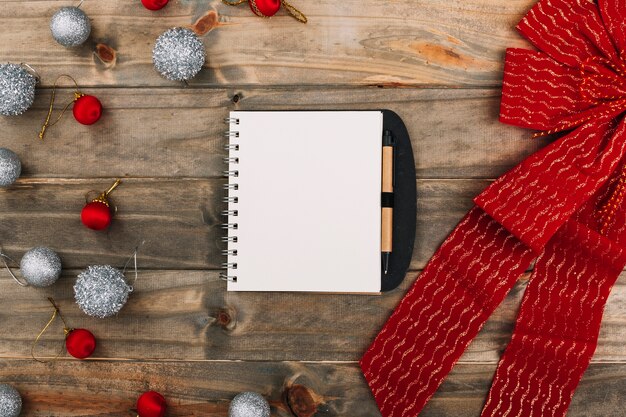 Free photo christmas composition of notepad with band