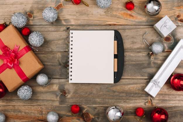 メモ帳とクリスマスの組成のギフトボックス