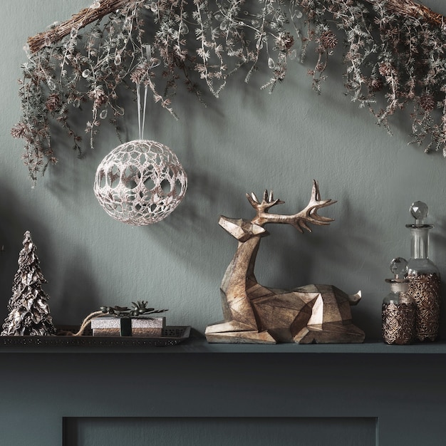 リビングルームのインテリアの棚の上のクリスマスの構成美しい装飾クリスマスツリー Premium写真