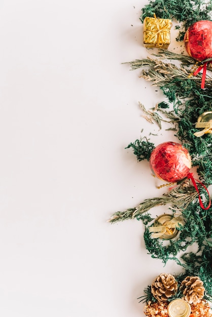 Composizione di Natale di rami di abete rosso con palline