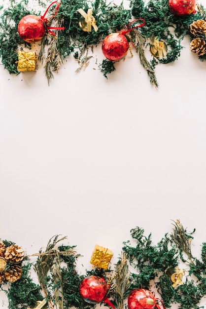 Foto gratuita composizione di natale di rami di abete rosso con palline rosse