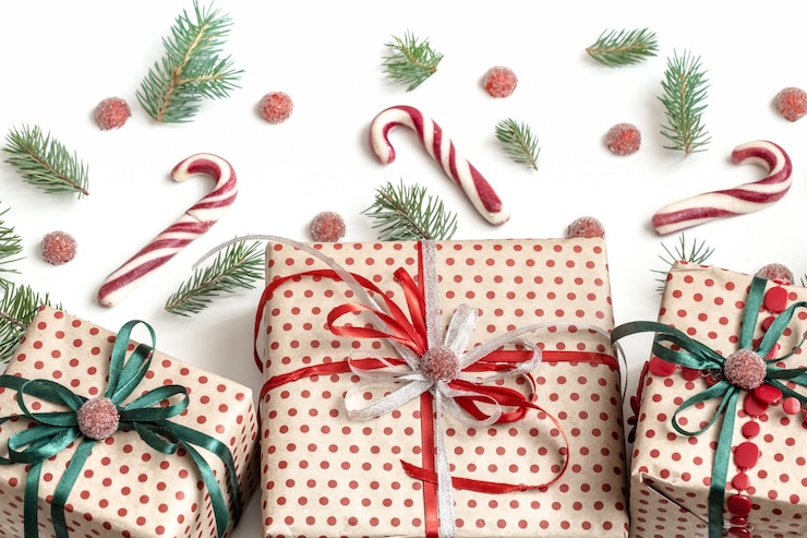 無料Photo クラフト紙で包まれ、サテンのリボンで飾られたさまざまなギフトボックスのクリスマスの構成。上面図、フラットレイ。白い壁。