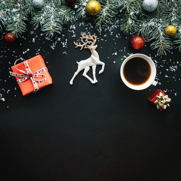 クリスマス組成のコーヒーカップとプレゼントボックス