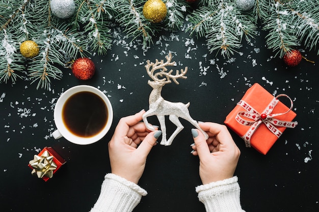 Рождественская композиция с кофе и оленями