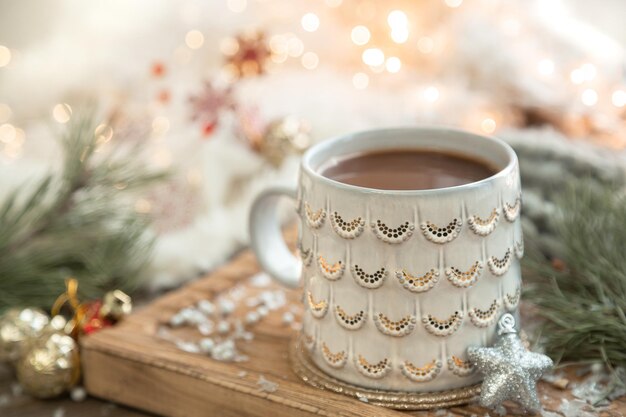 Рождественская композиция с чашкой кофе на размытом фоне