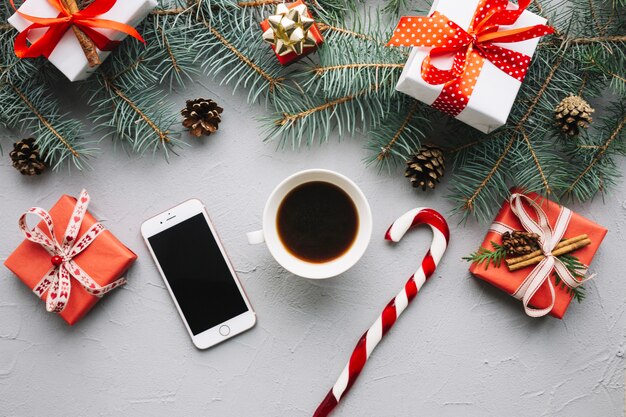 コーヒーとスマートフォンのカップとクリスマスの組成