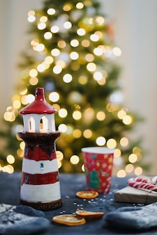 화환이 있는 크리스마스 트리를 배경으로 장식된 크리스마스 구성