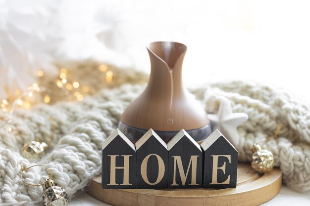 Бесплатное фото Рождественская композиция с диффузором аромата эфирного масла и деревянным словом «домик»